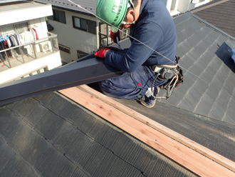 ガルバリウム鋼板を折り曲げ加工して、屋根の形状に合わせていきます